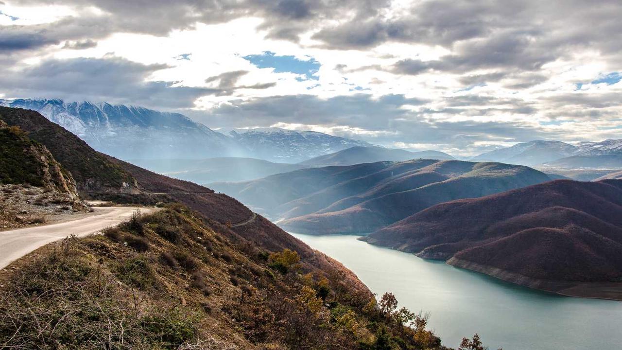 미시간 풋볼 전 감독, 주거침입·스토킹 혐의로 기소돼 논란 관련 대표 이미지